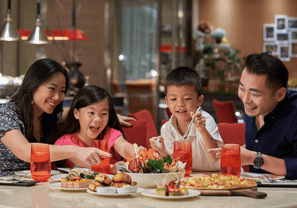 Family dining in Carousel